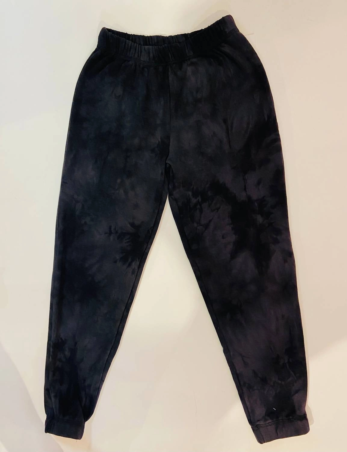 Girls Tie Dye Sweatpant In Charcoal Travel Ready MultiPocketDesign