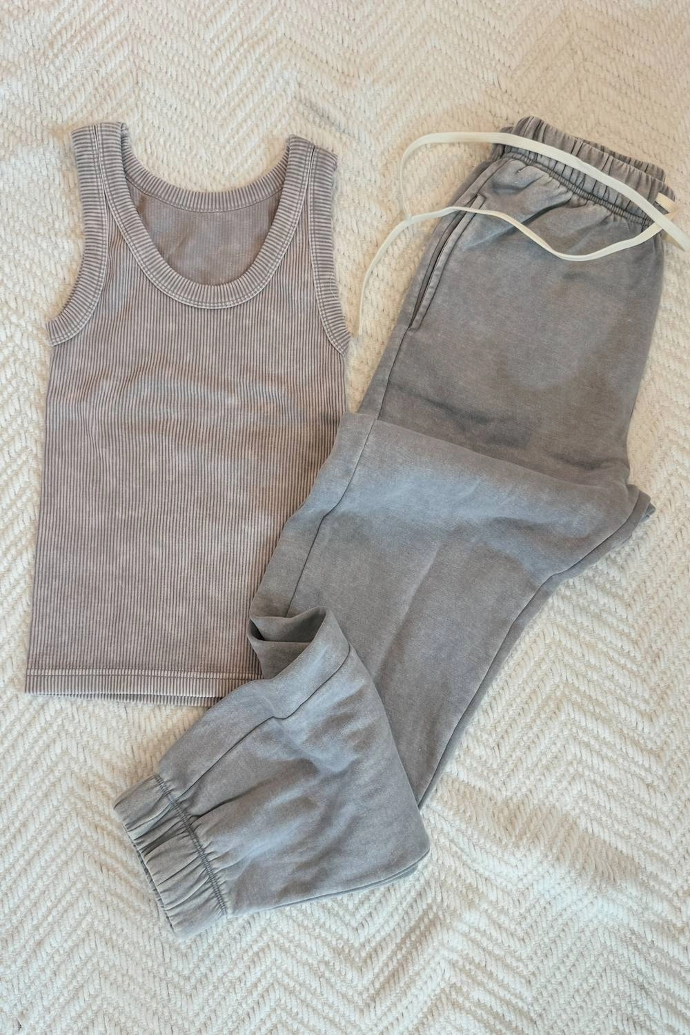 Women's Weekend Hangs Lounge Set In Sleet Balanced Compression Flexible Waistband