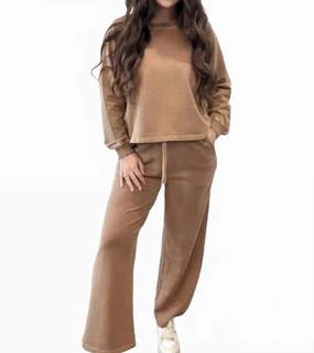 Lounge Sweatshirt Set In Camel SweatWicking Fabric