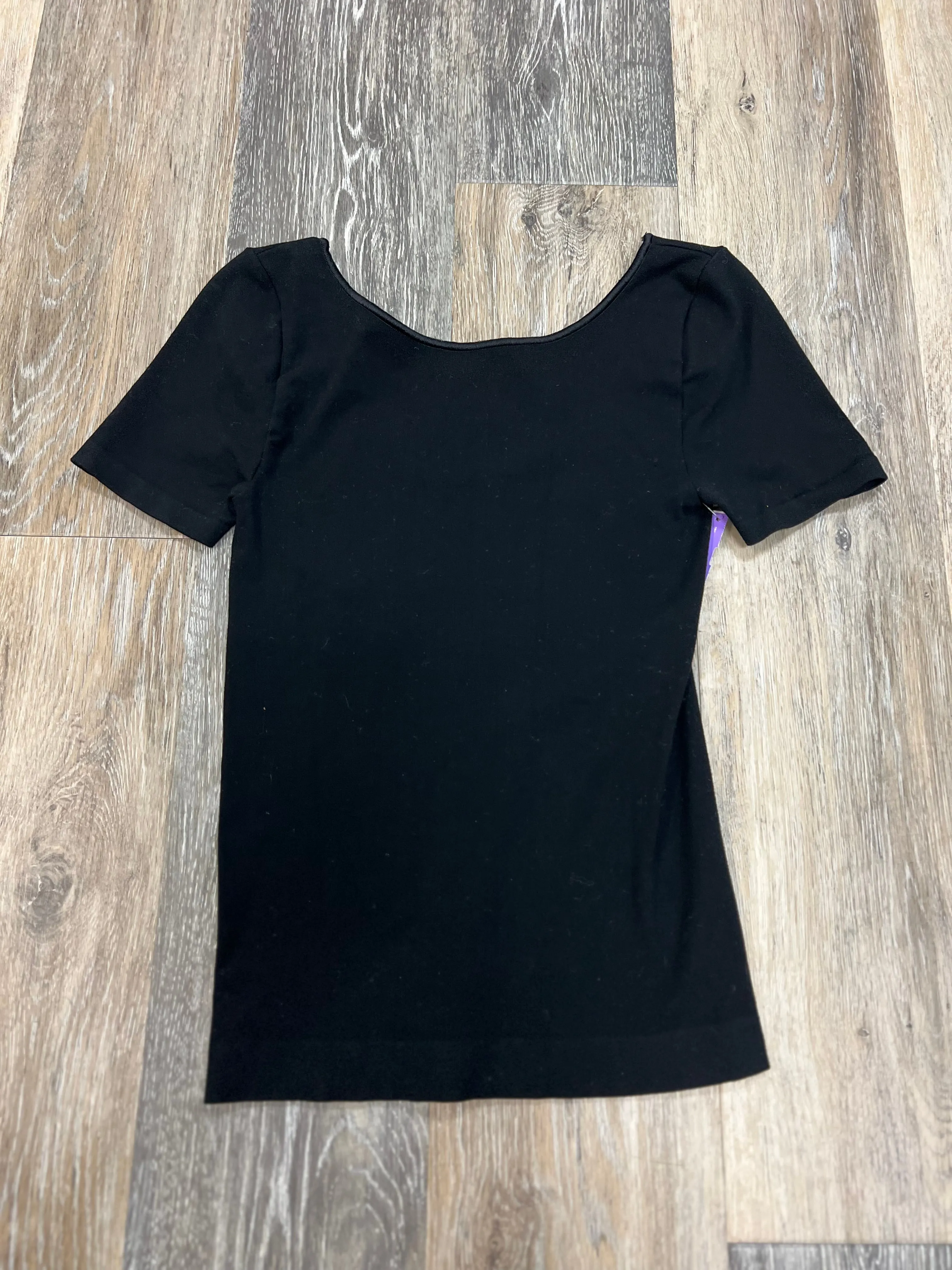 FrictionResistant Edges VentilatedBack Top Short Sleeve By Cuyana In Black, Size: Xs